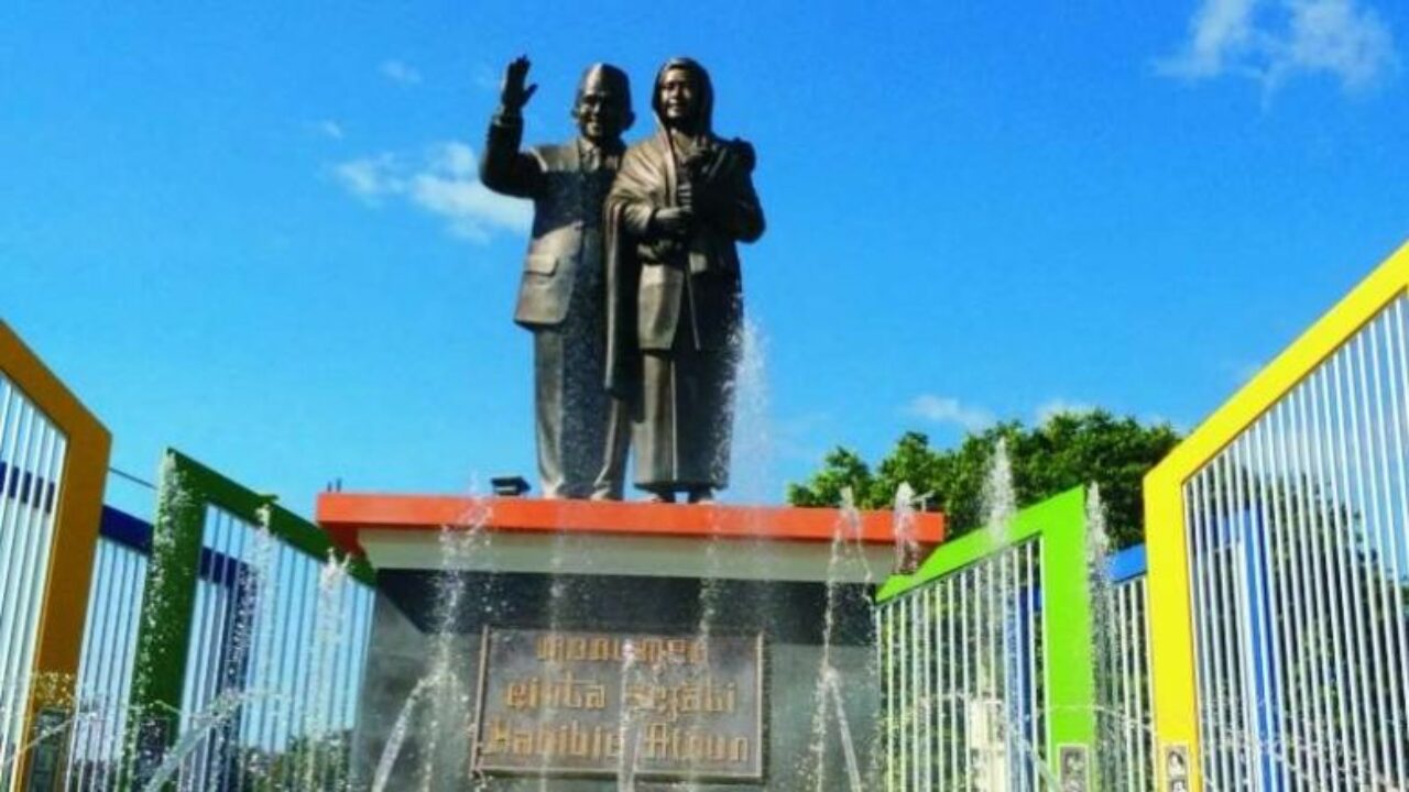 The monument to the true love of Habibie-Ainun, in Pare-pare Hello Indonesia