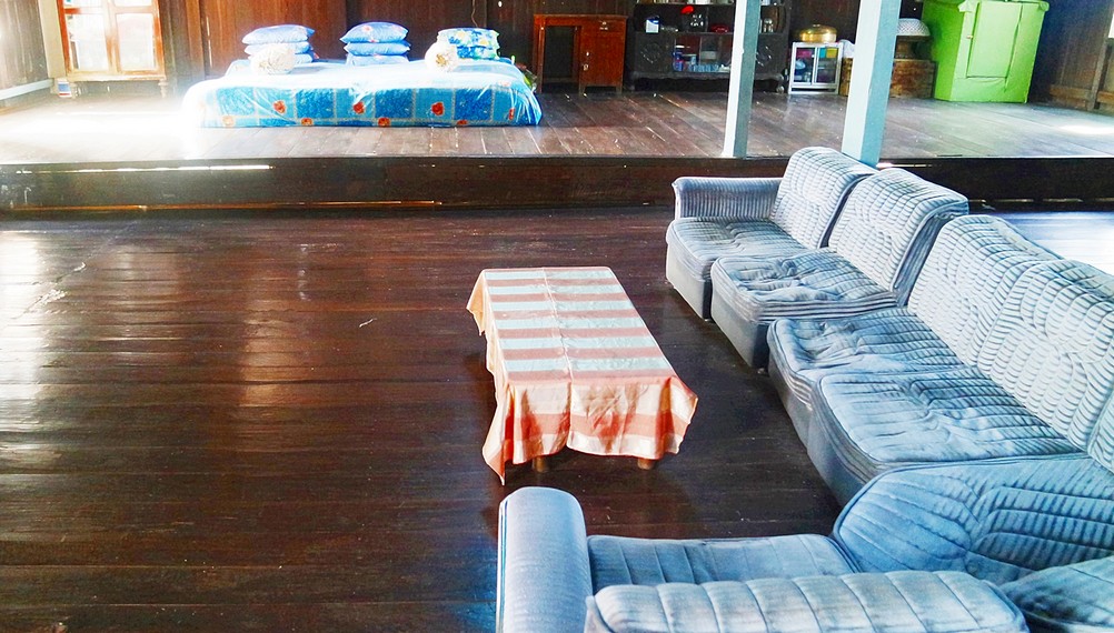 Ruang tamu rumah ada banjar