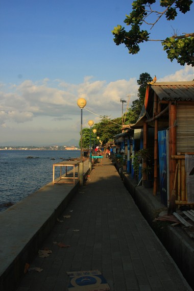 Nikmatnya Pisang Goreng Manado di Pantai Malalayang