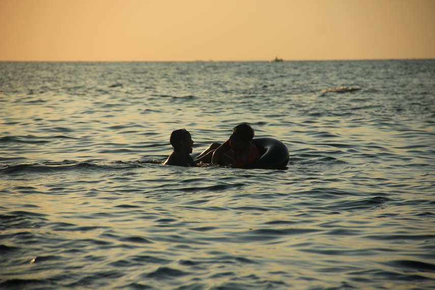 Nikmatnya Pisang Goreng Manado di Pantai Malalayang