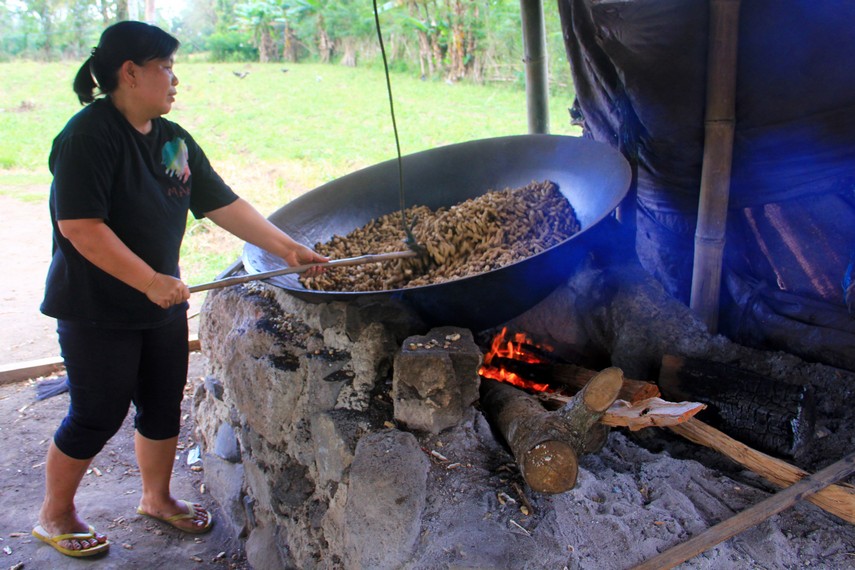Proses Pembuatan Kacang Sangrai di Kawangkoan