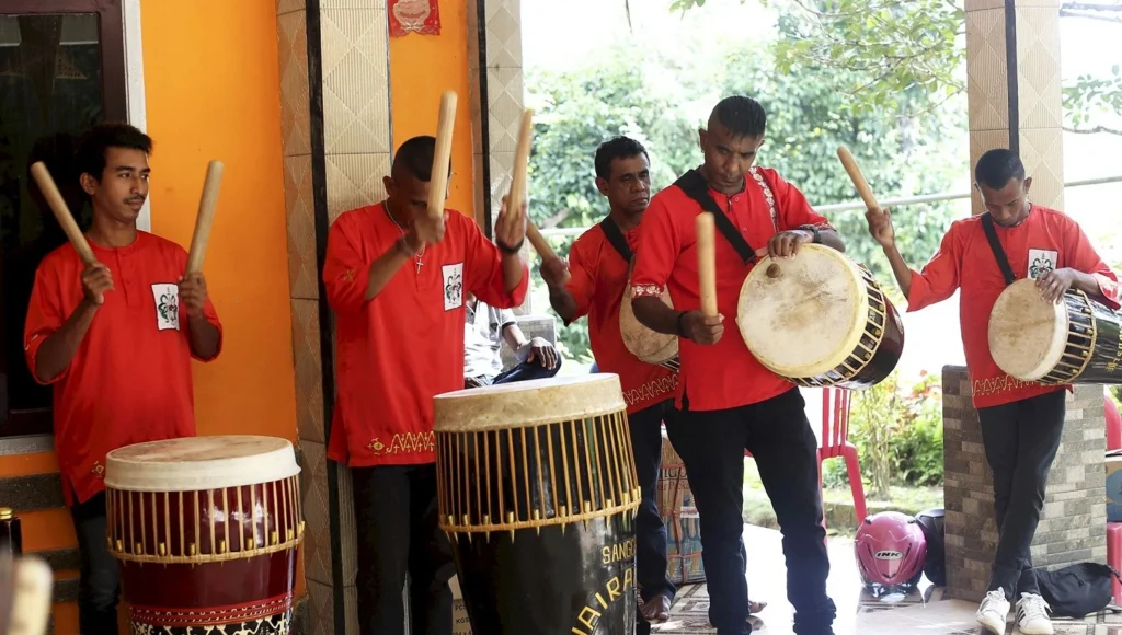 Alat musik Tifa Titobuang Helloindonesia.id