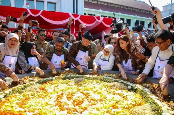 Festival Rujak Uleg 2025: Perayaan Kuliner Khas Surabaya