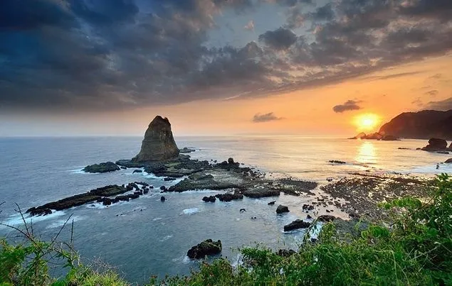 10 Pantai Eksotis Di Jawa Timur