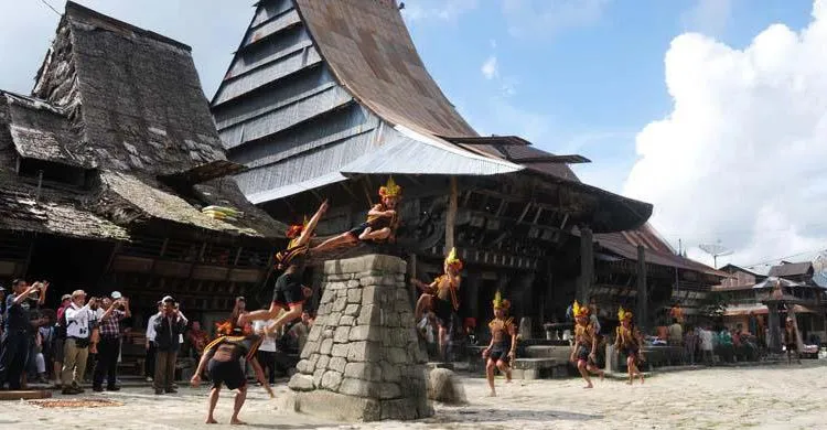 Fahombo Tradisi Lompat Batu Di Nias