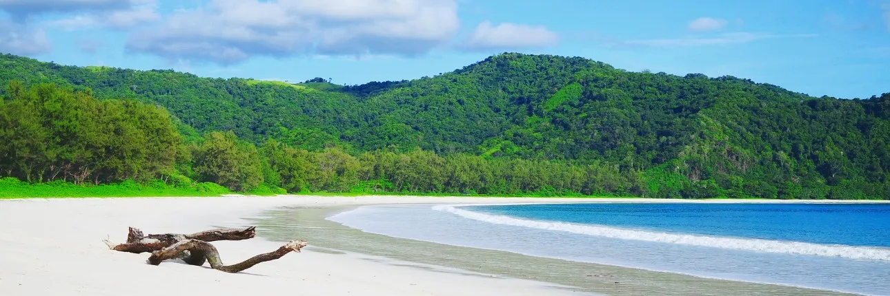 Perpaduan Pasir Putih dan Langit Biru di Pantai Tarimbang, Sumba Timur