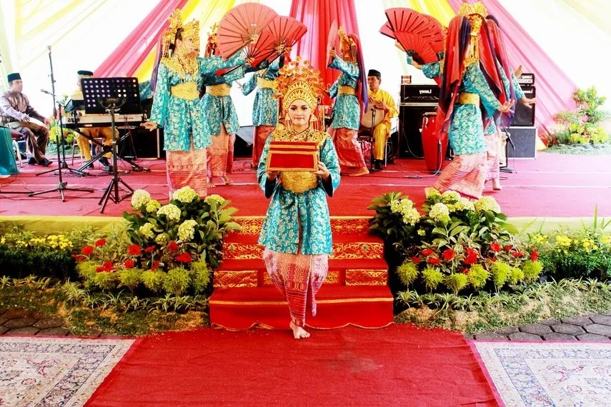Offering Dance (Persembahan) From Riau