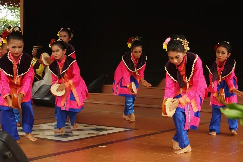Zapin Dara, Two Cultural Acculturation Dance