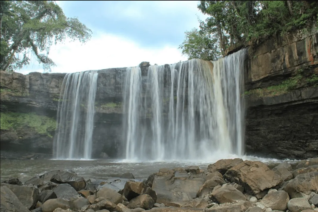 Miniatur Niagara di Air Terjun Riam Merasap