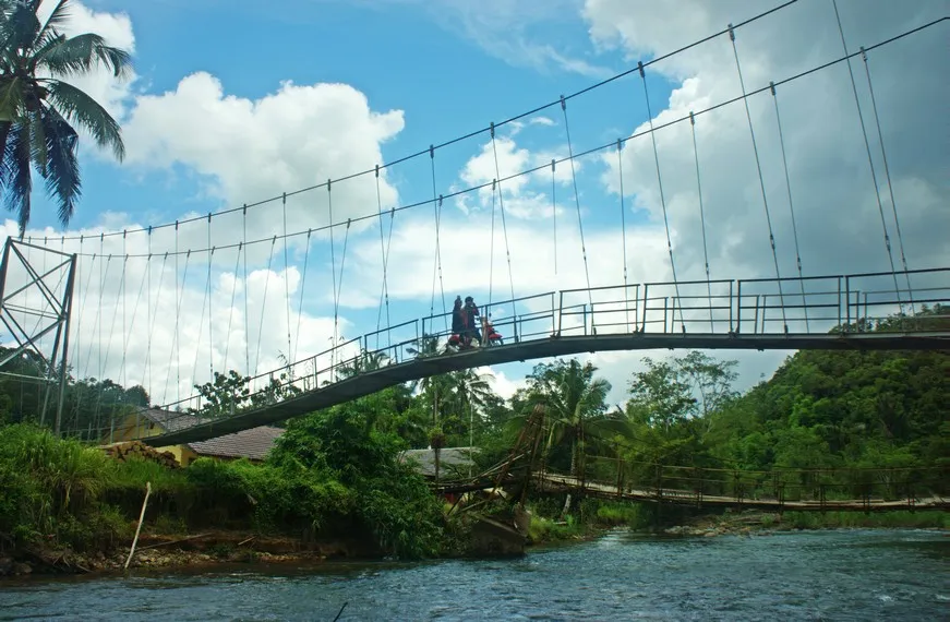 Mengarungi Sungai Amandit Dengan Bamboo Rafting Khas Loksado