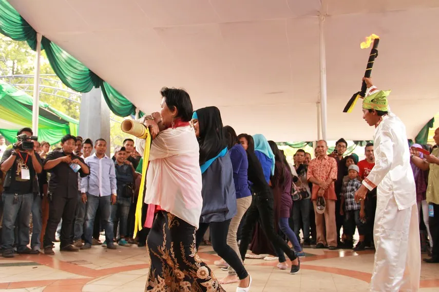 Bambu Gila, Permainan Budaya Maluku 